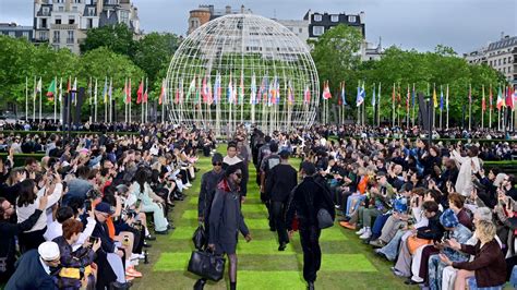 Louis Vuitton, sfila a Parigi la celebrazione dell'umanità e delle 